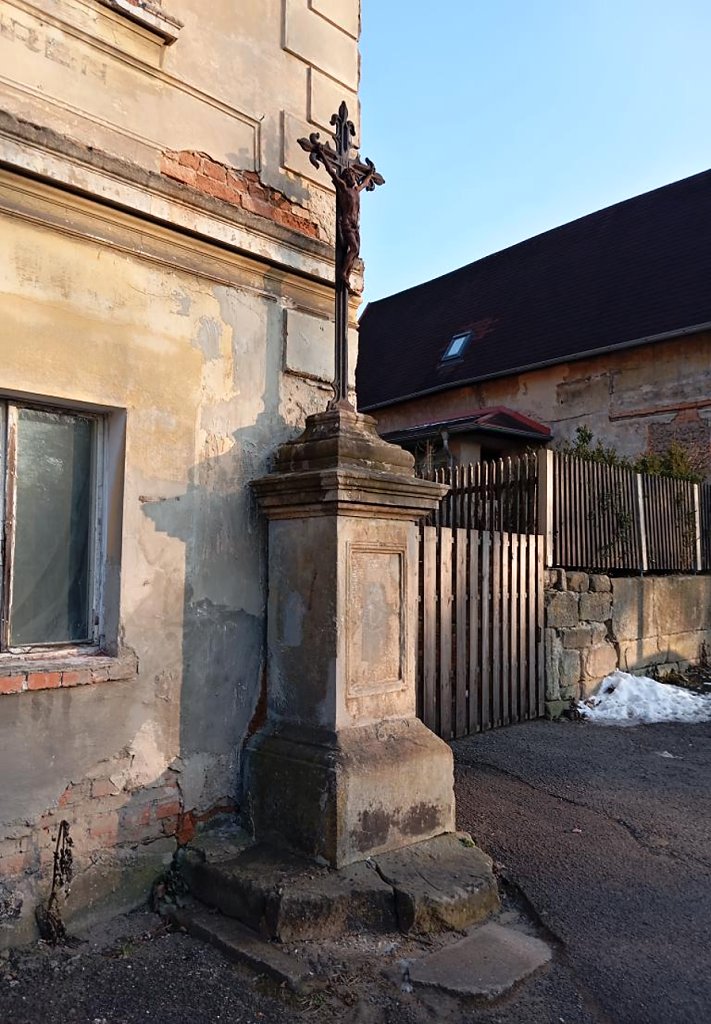 Kříž v Lipové ulici před realizací restaurování